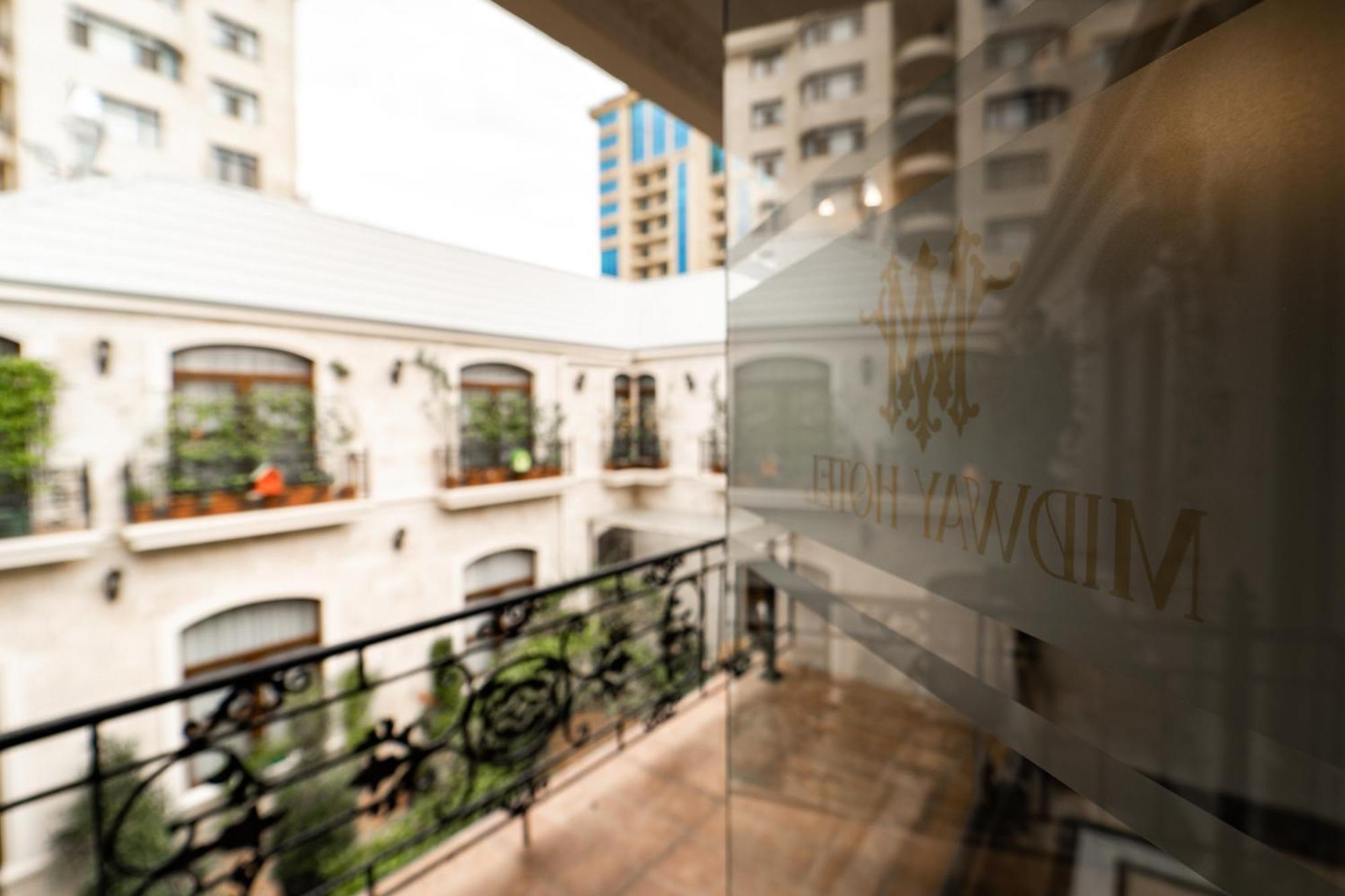 Midway Baku Hotel Buitenkant foto