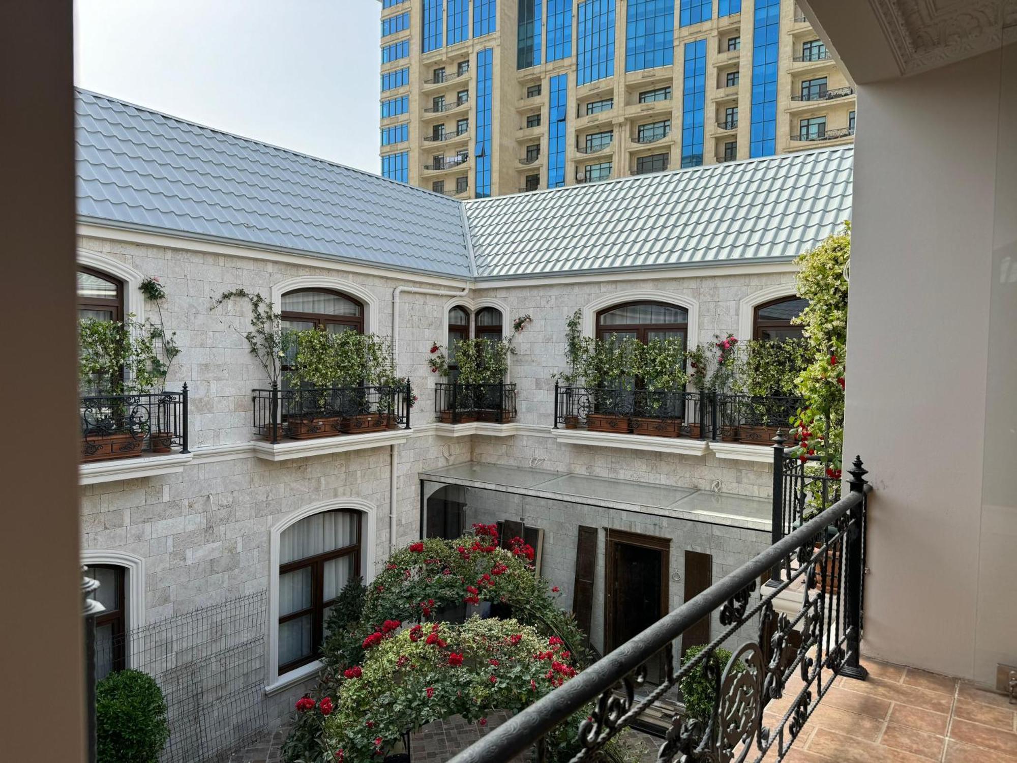 Midway Baku Hotel Buitenkant foto